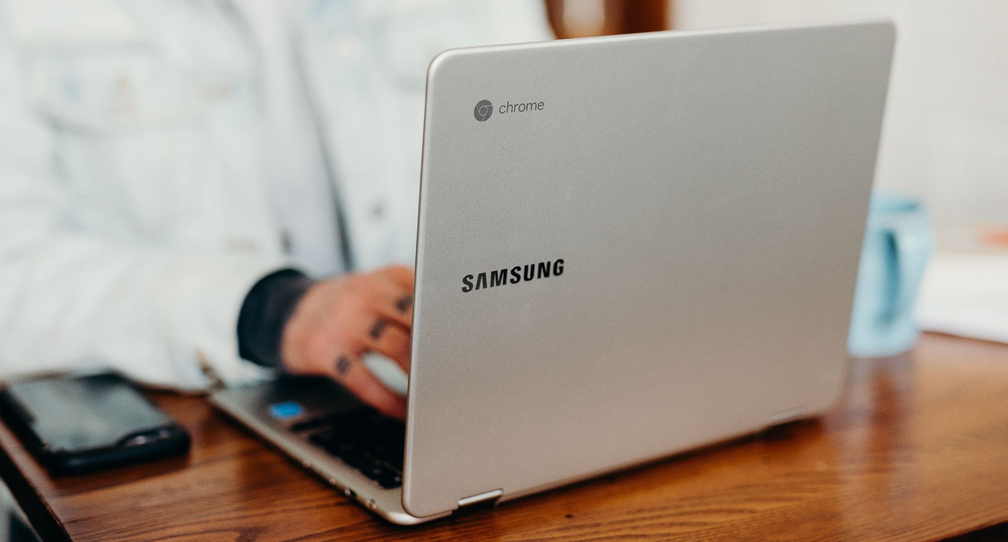 Samsung Chromebook en uso en el escritorio